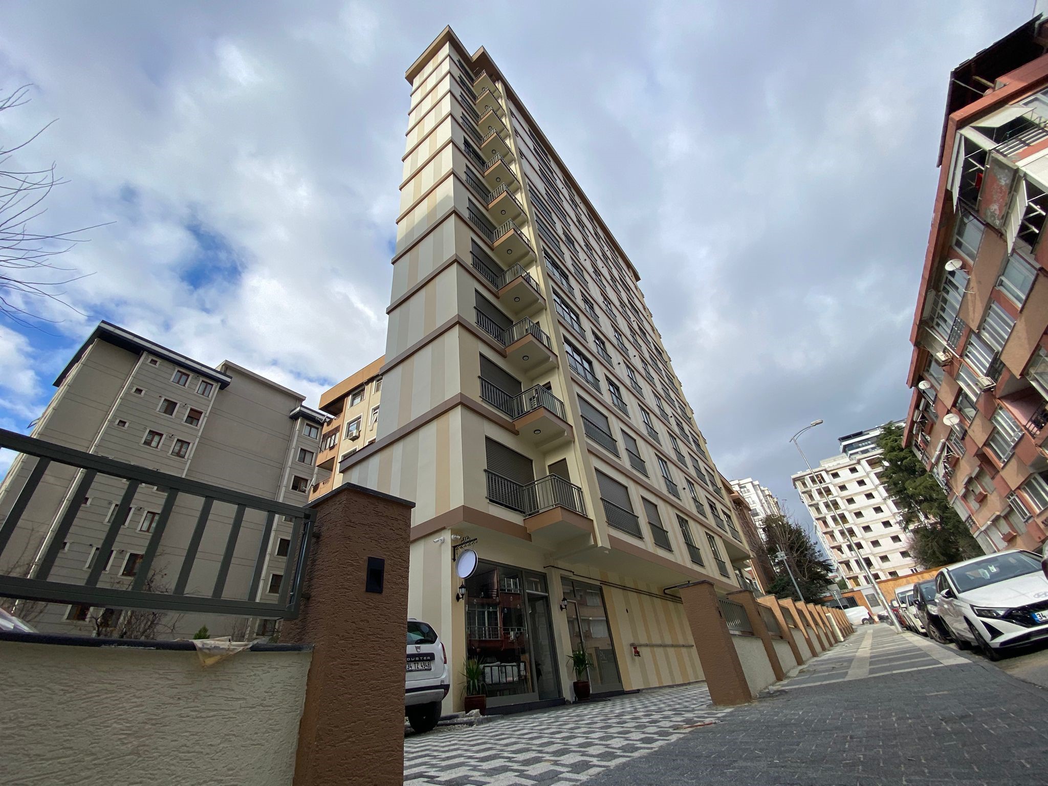 Rönesans Rezidans'a benzerliğiyle dikkat çeken Kadıköy'deki bina tartışma yarattı