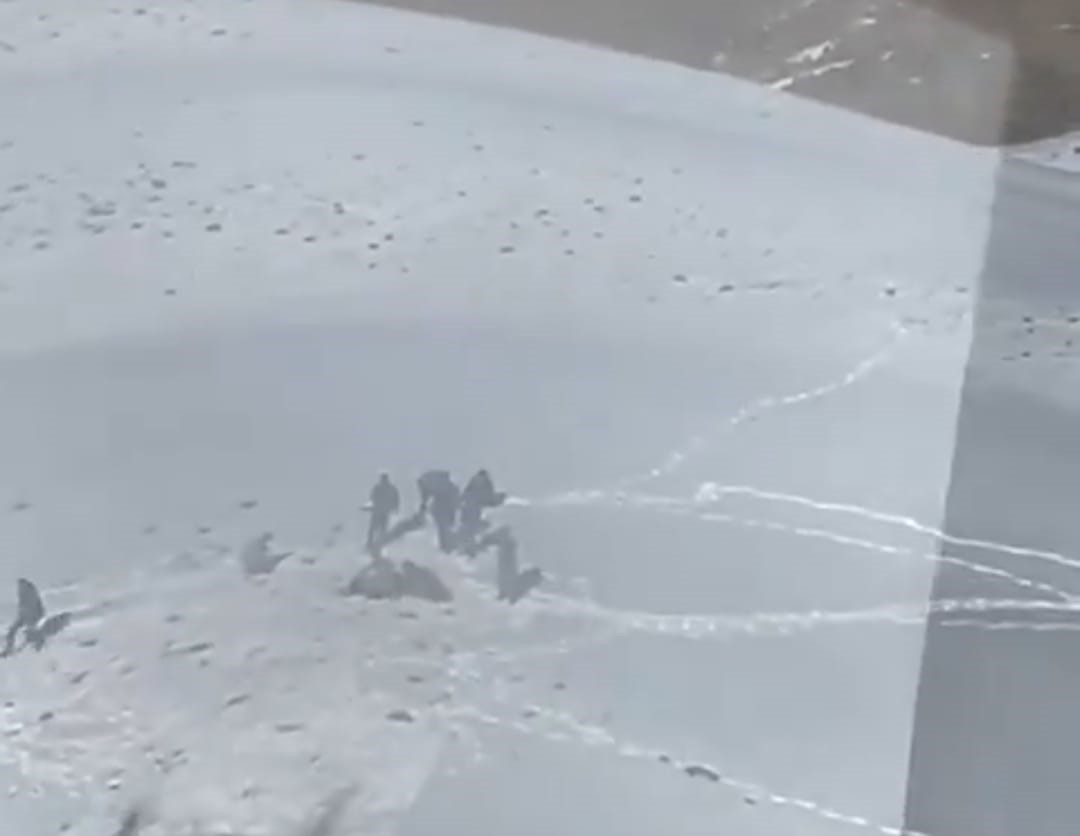 Van’da karlı arazide tehlikeli bekleyiş! Hipotermi geçiren göçmen kurtarıldı