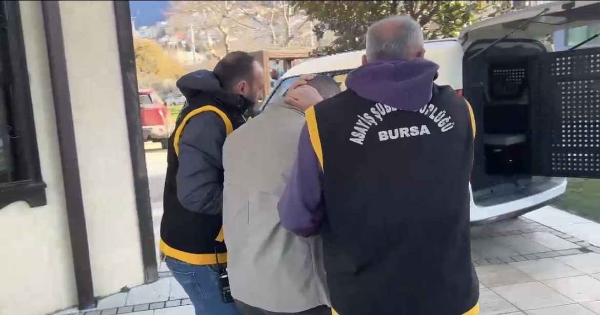 25 yıl hapis cezasıyla aranıyordu! Şehir turu atarken yakayı ele verdi