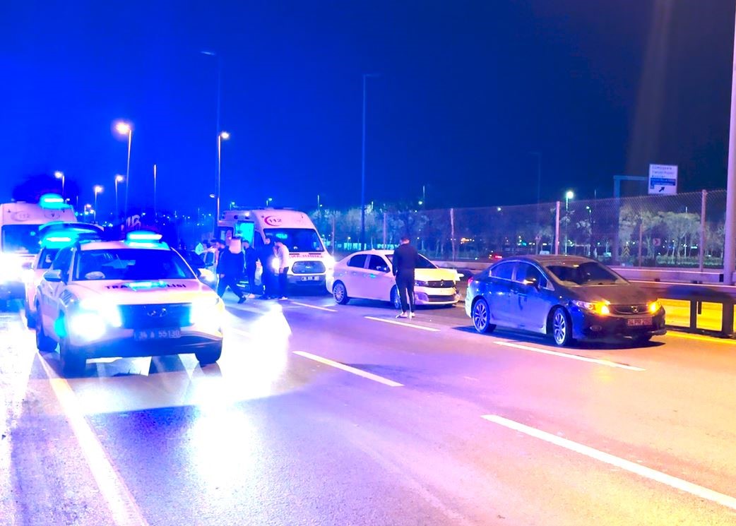 E-5 Karayolunda feci kaza! Makas atarak ilerleyen Togg sürücüsü 3 araca çarptı