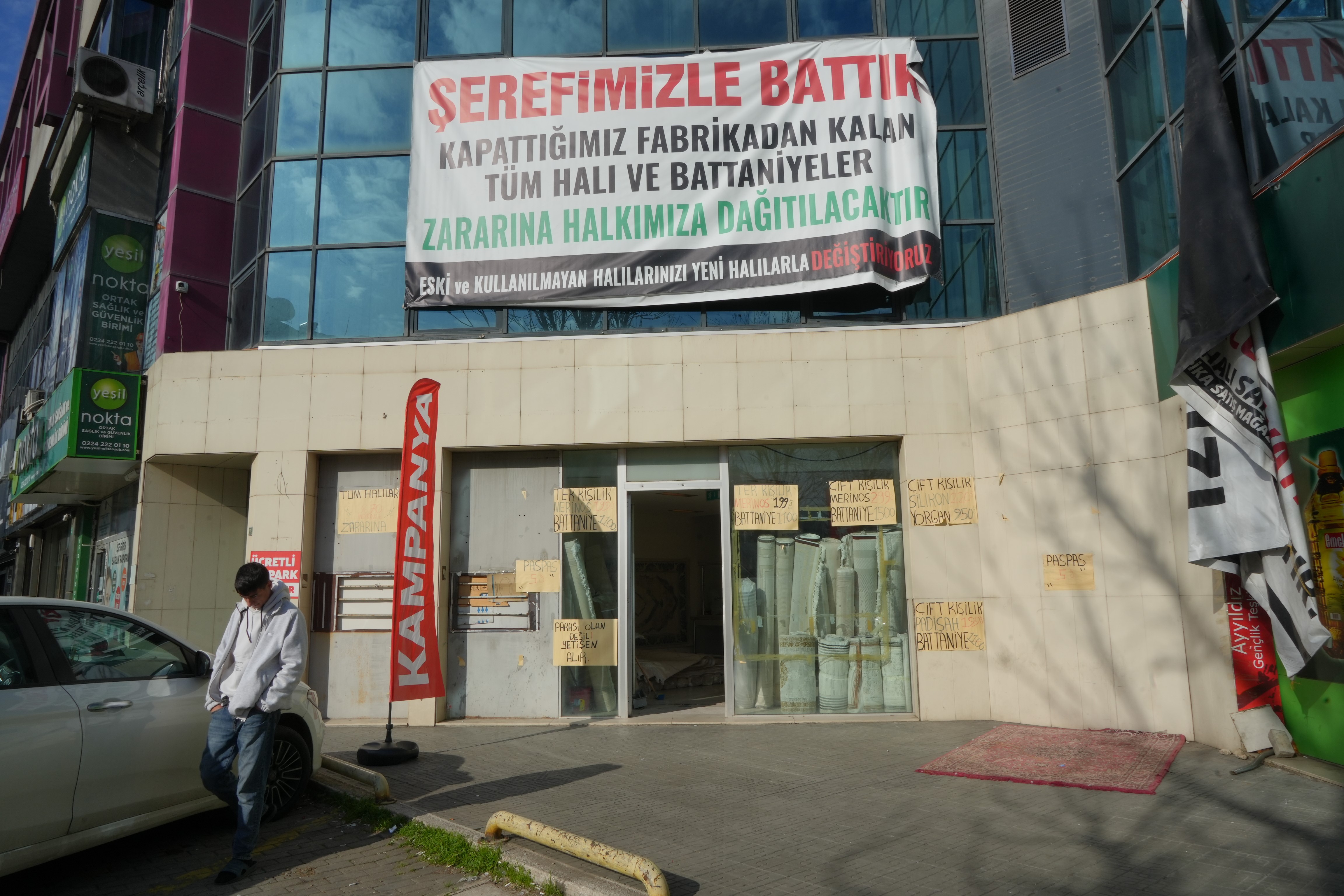 Fabrika kapandı, halılar Bursa’da! “Şerefimizle battık” sloganı ilgi topladı