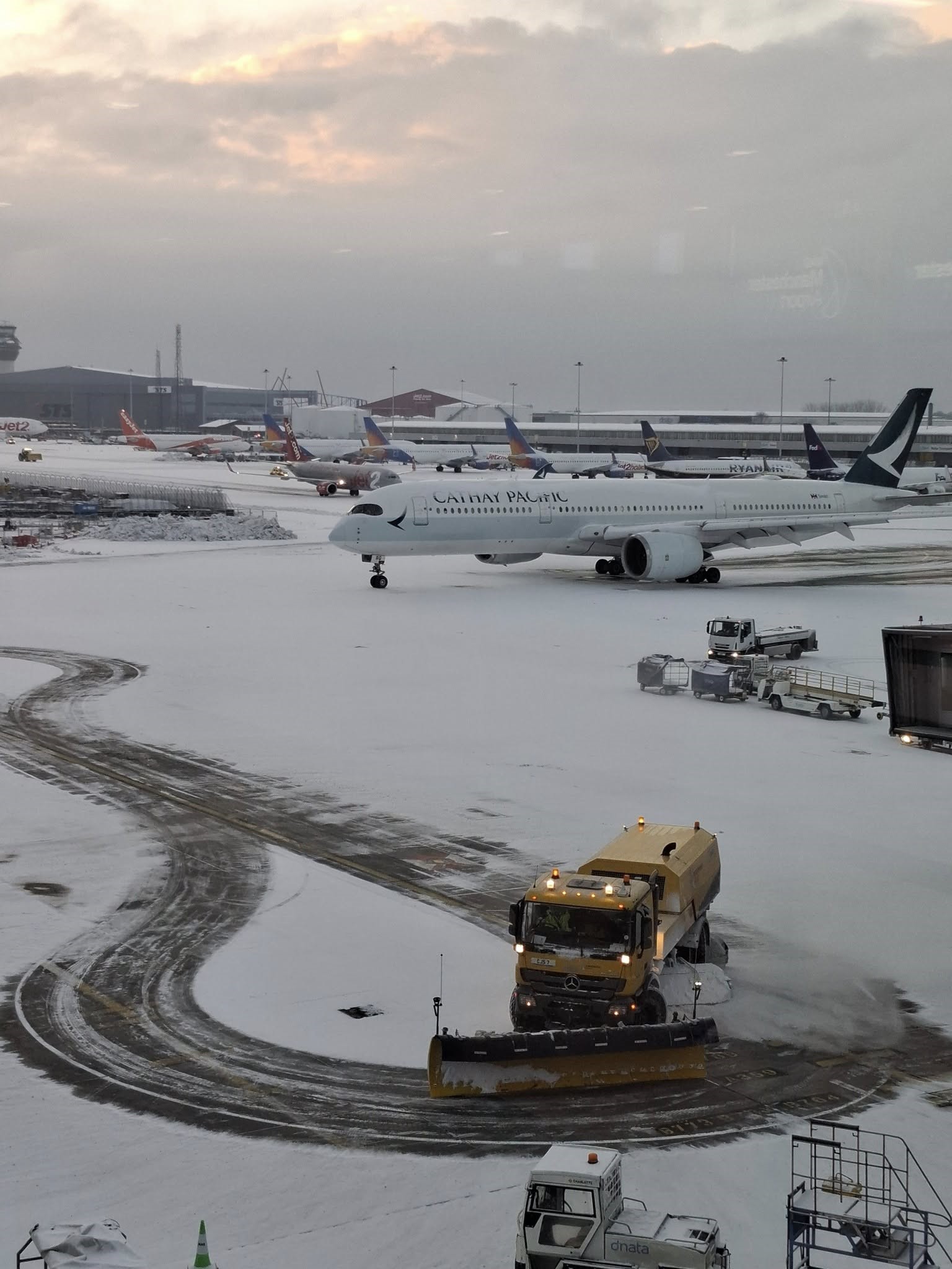 Manchester Havalimanı'nda pistler karla kaplandı, uçuşlar durduruldu