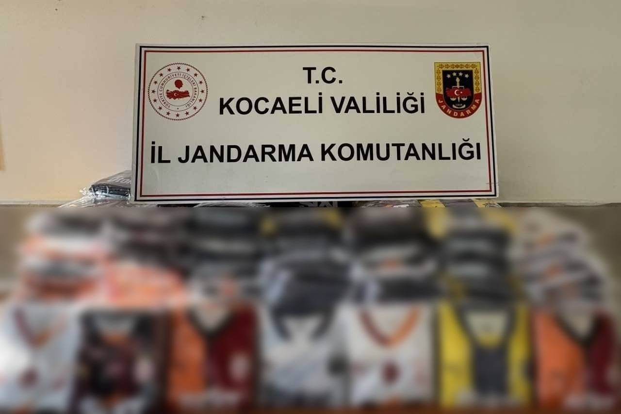Kocaeli'de kaçakçılık operasyonu! Binlerce futbol takımı forması ele geçirildi