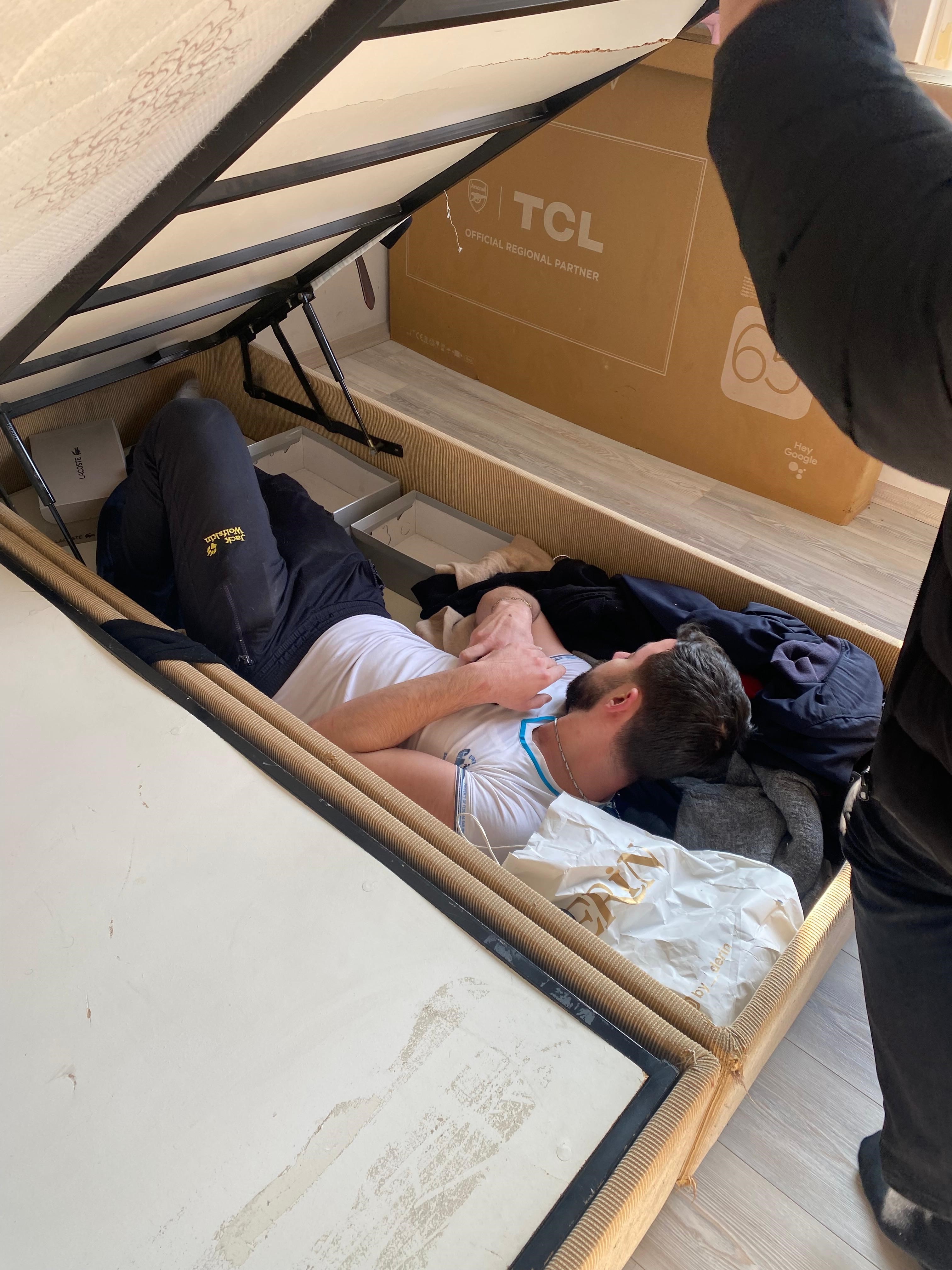 Bir yıldır aranıyordu, yatak bazasının içinde polise yakalandı