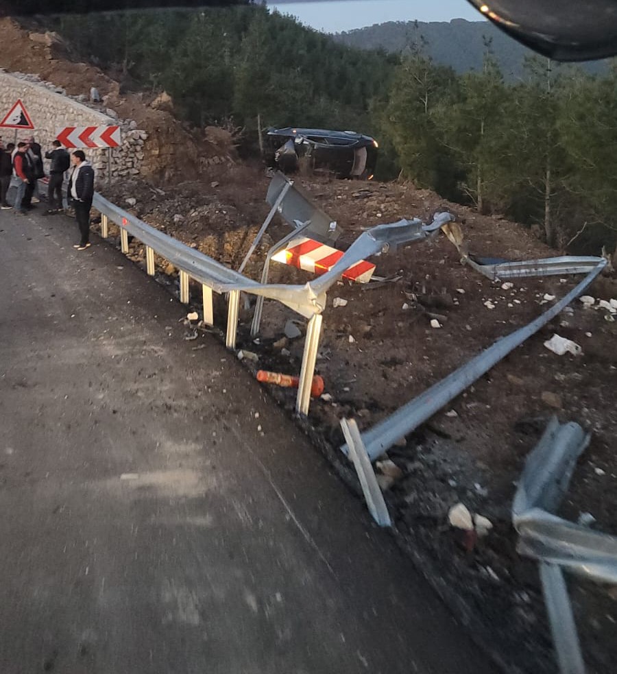 Antalya'da otomobil şarampole yuvarlandı: 5 yaralı