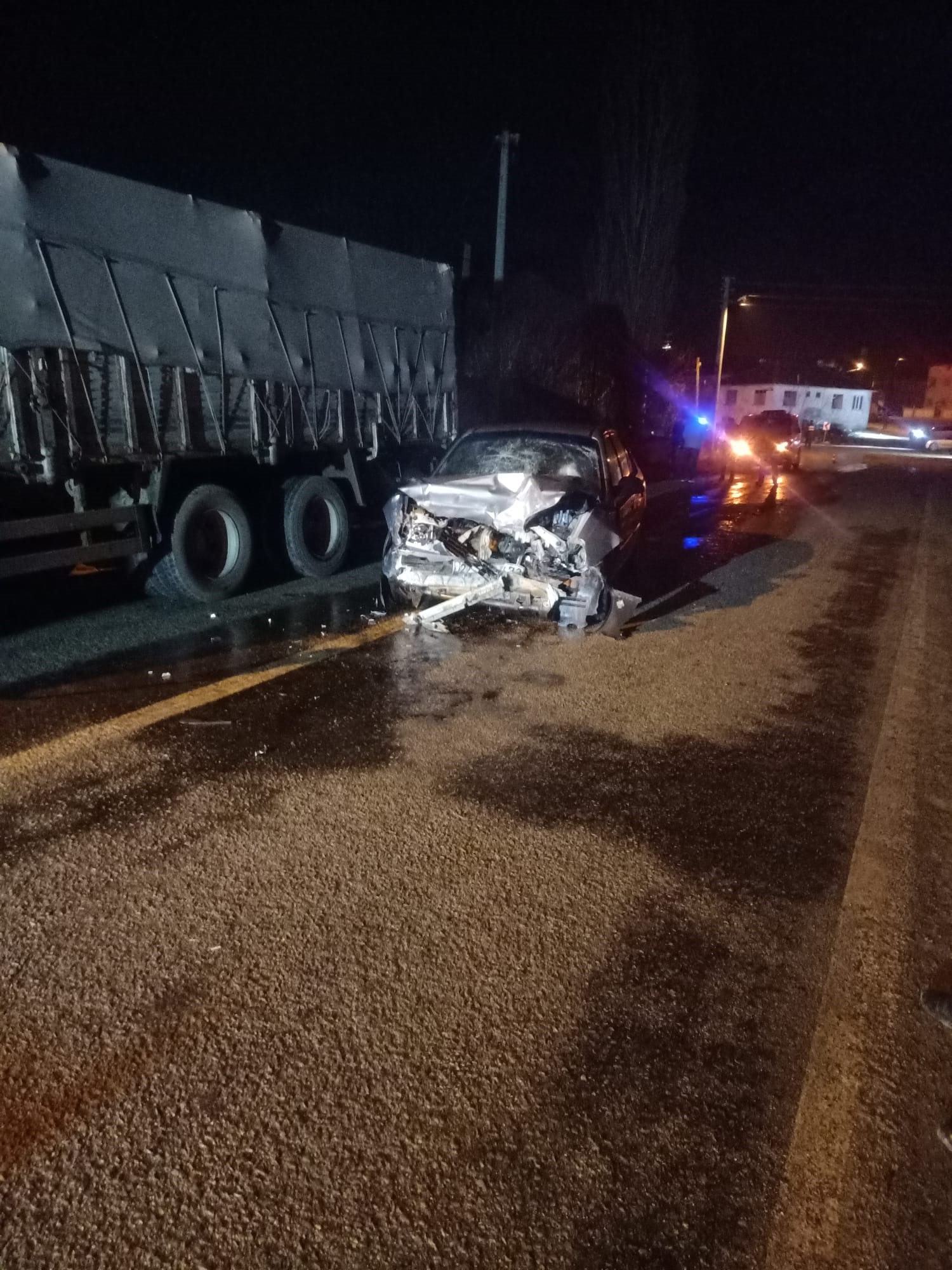 Otomobil kamyonla çarpıştı: 2 kişi yaralandı