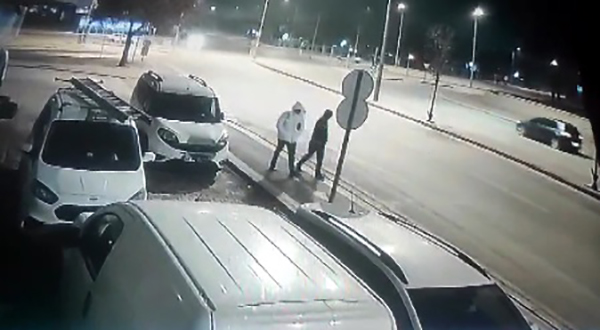 Kız arkadaşının patronuna kızan genç, iş yerine molotofkokteyli attı