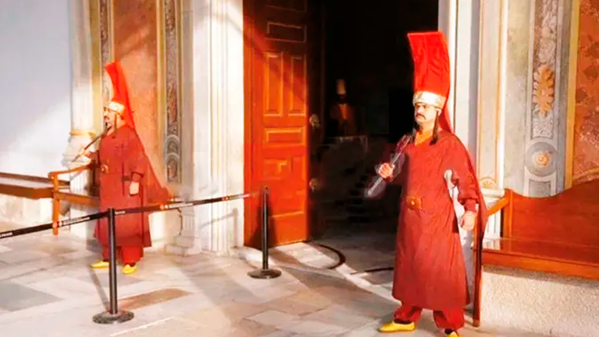 Topkapı Sarayı'nda Osmanlı geleneği canlandırıldı! Jandarmalar silahtar kıyafetleriyle nöbette