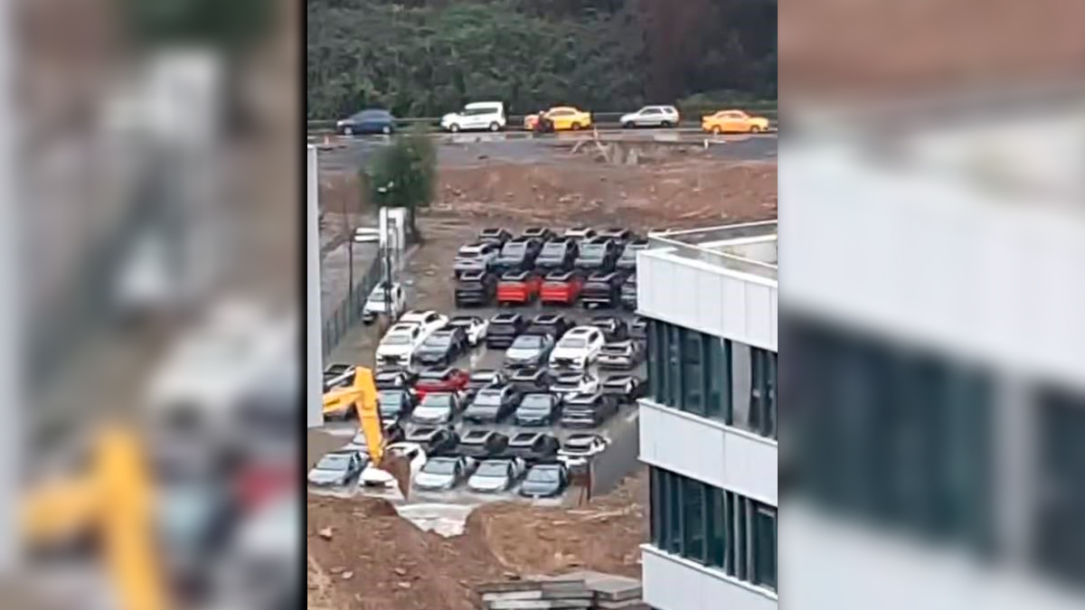 İstanbul'da sıfır araçlar yağmur sularına gömüldü