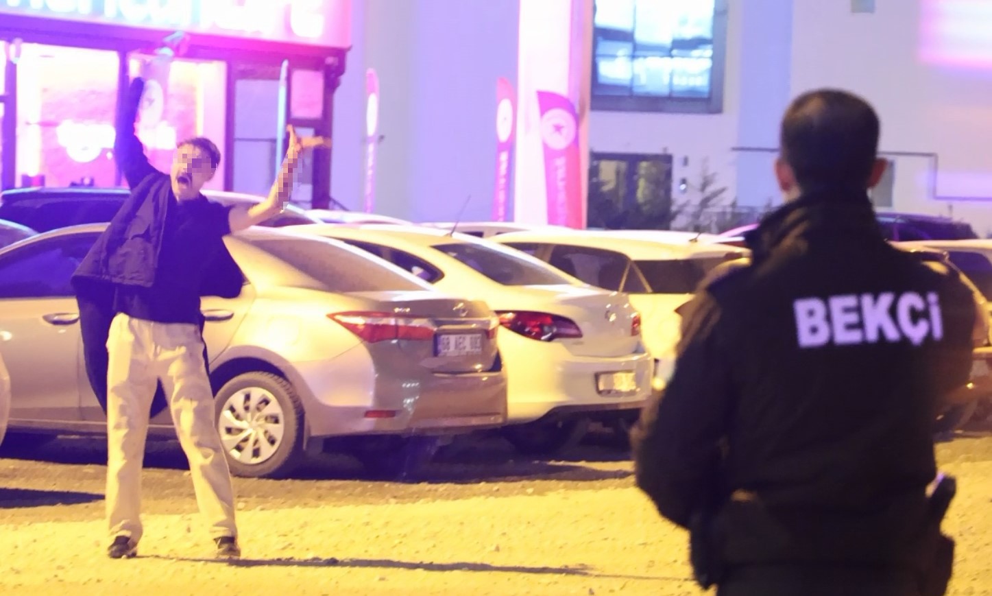 Aksaray'da sokak ortasında şok anlar! “Kaybedecek bir şeyim yok” diyerek kendini yaraladı