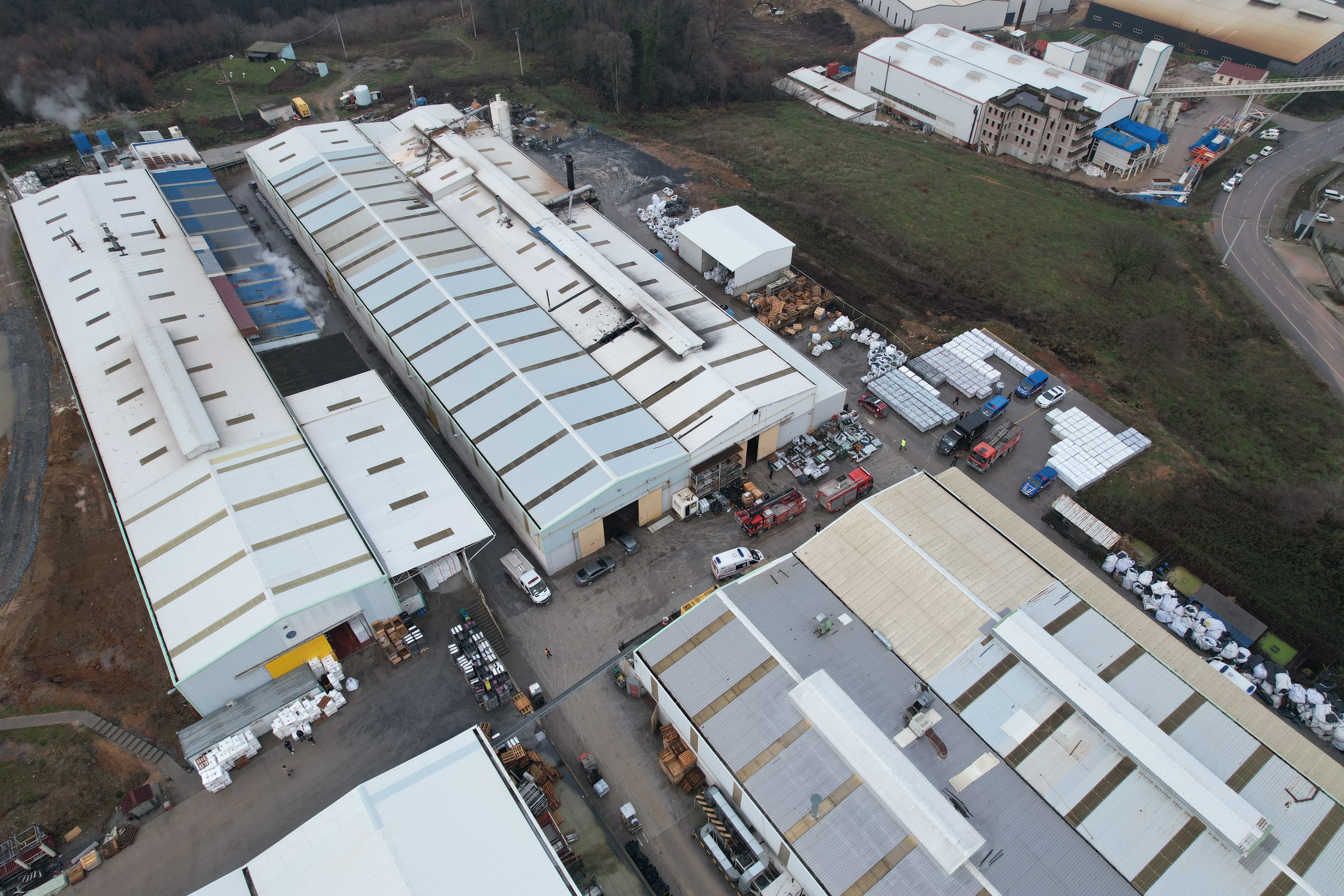 Sakarya'da yalıtım fabrikasında yangın! 2'si ağır 4 kişi yaralı