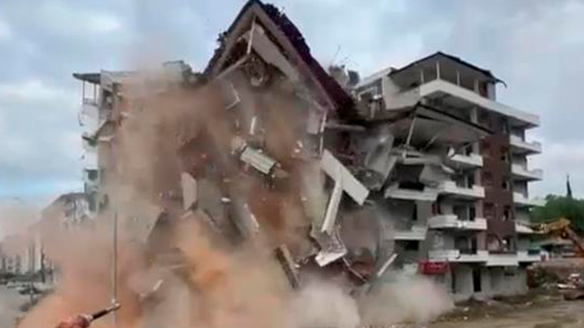 Hatay'da 7 katlı bir bina korna sesiyle yerle bir oldu! O anlar kamerada