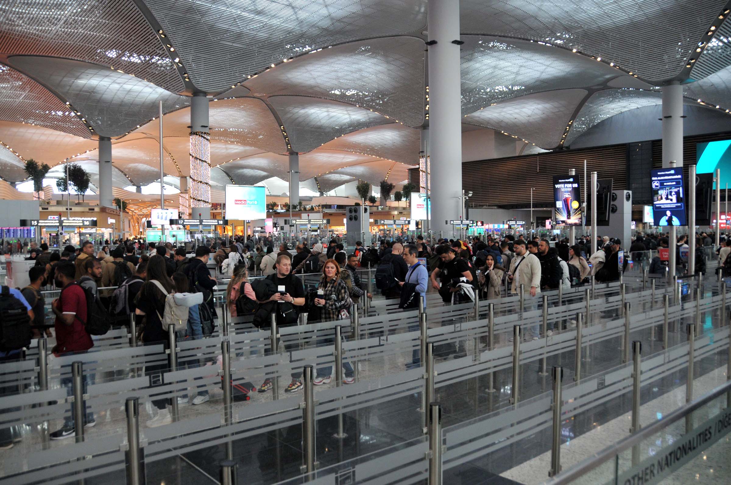 İstanbul Havalimanı'nda 'yarıyıl tatili' yoğunluğu başladı