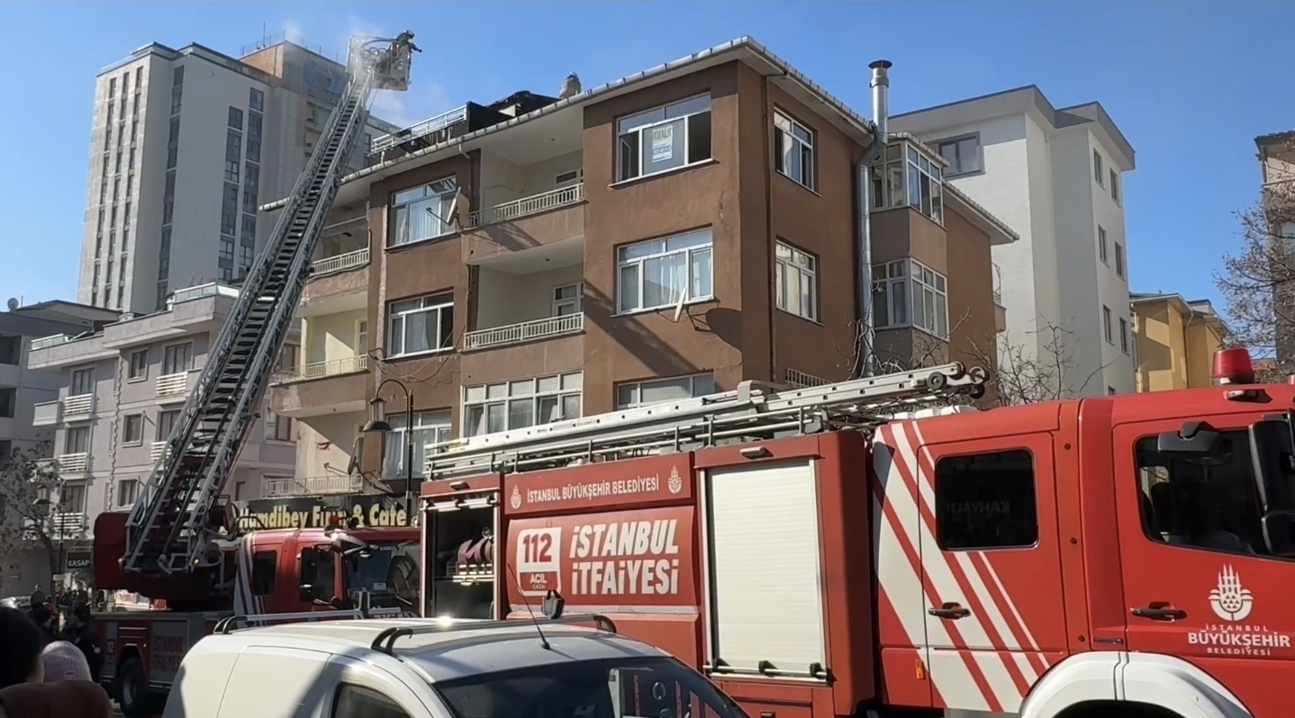 İstanbul Maltepe'de 3 katlı binanın çatı katında yangın: 1 ölü