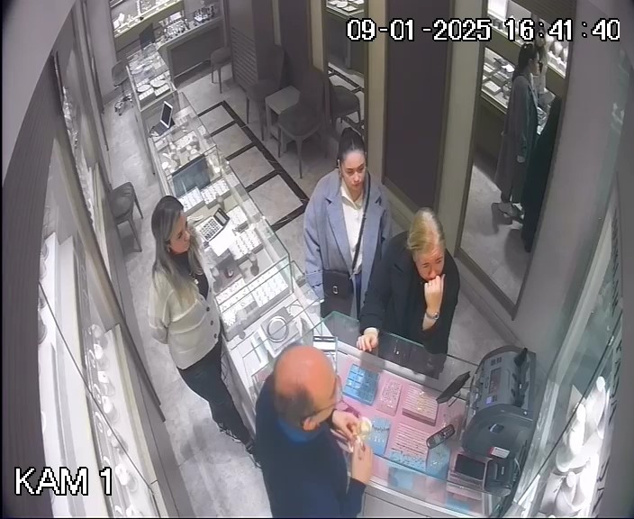 Sahte altınları satmaya çalıştılar, önce kameraya sonra polise yakalandılar