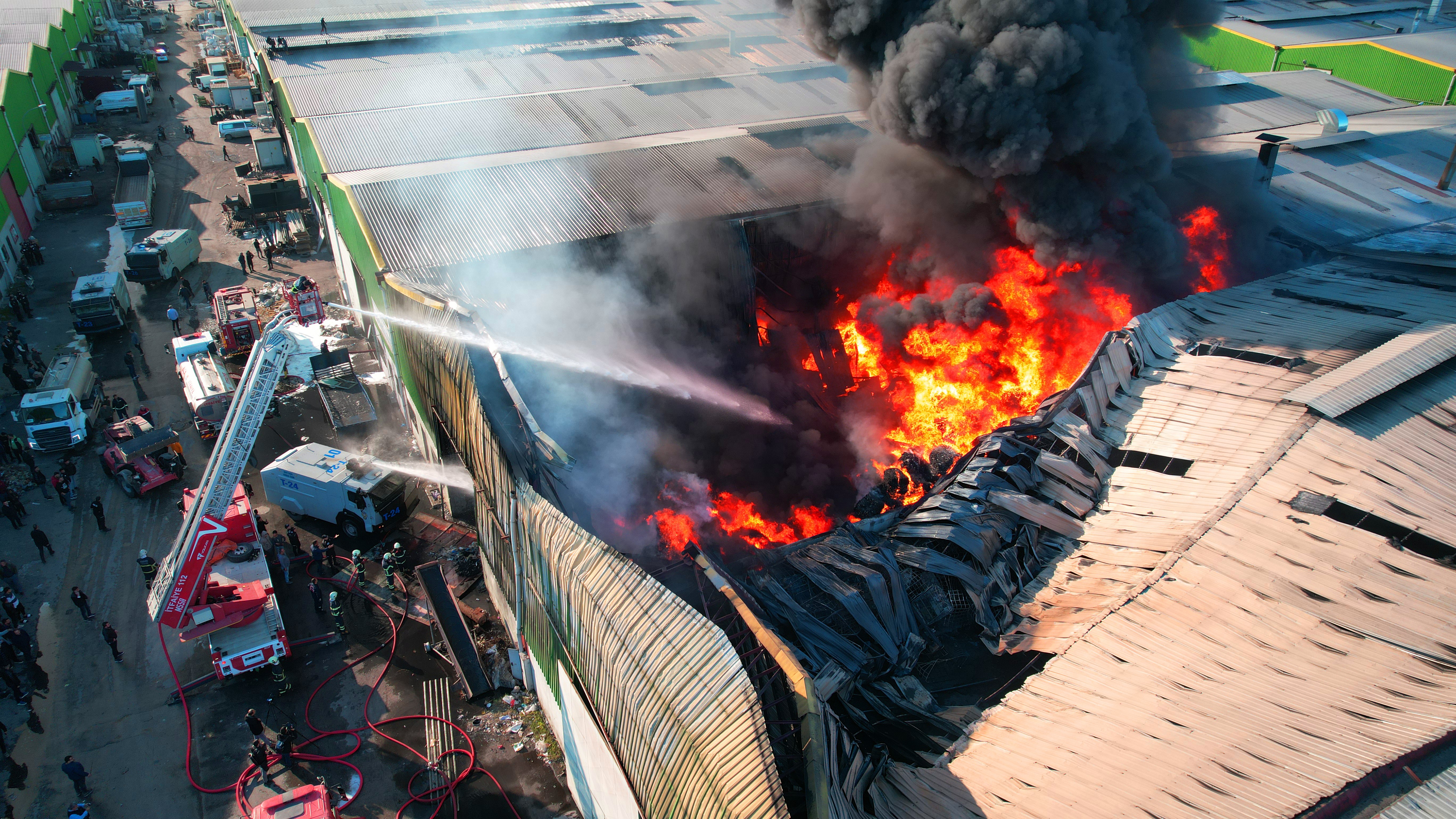 Adana'da geri dönüşüm fabrikasında yangın! İtfaiye ekiplerinin müdahalesi sürüyor