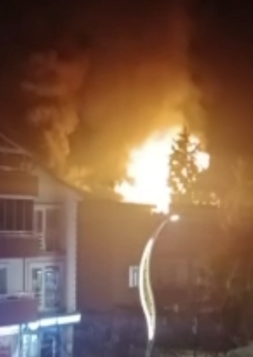 Binanın çatısı alev alev yandı