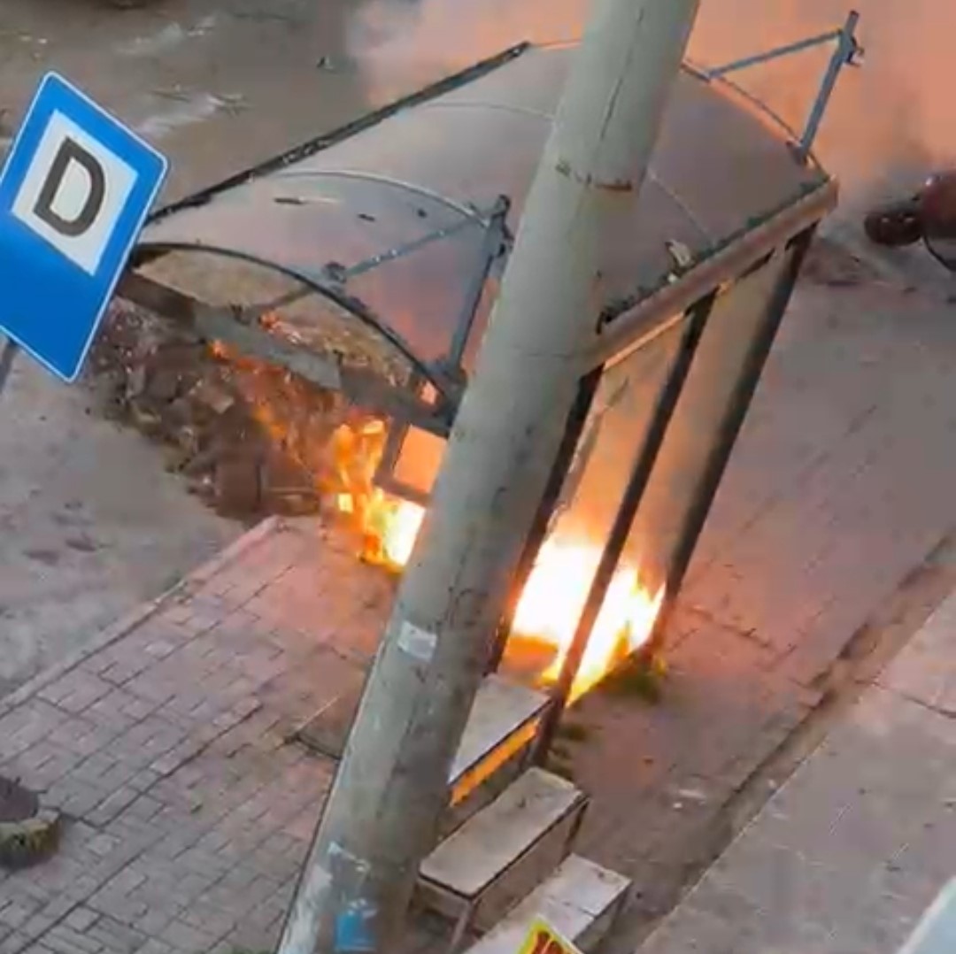 Adana'da iş makinesi kazası! Elektrik tellerine zarar verince yangın çıktı