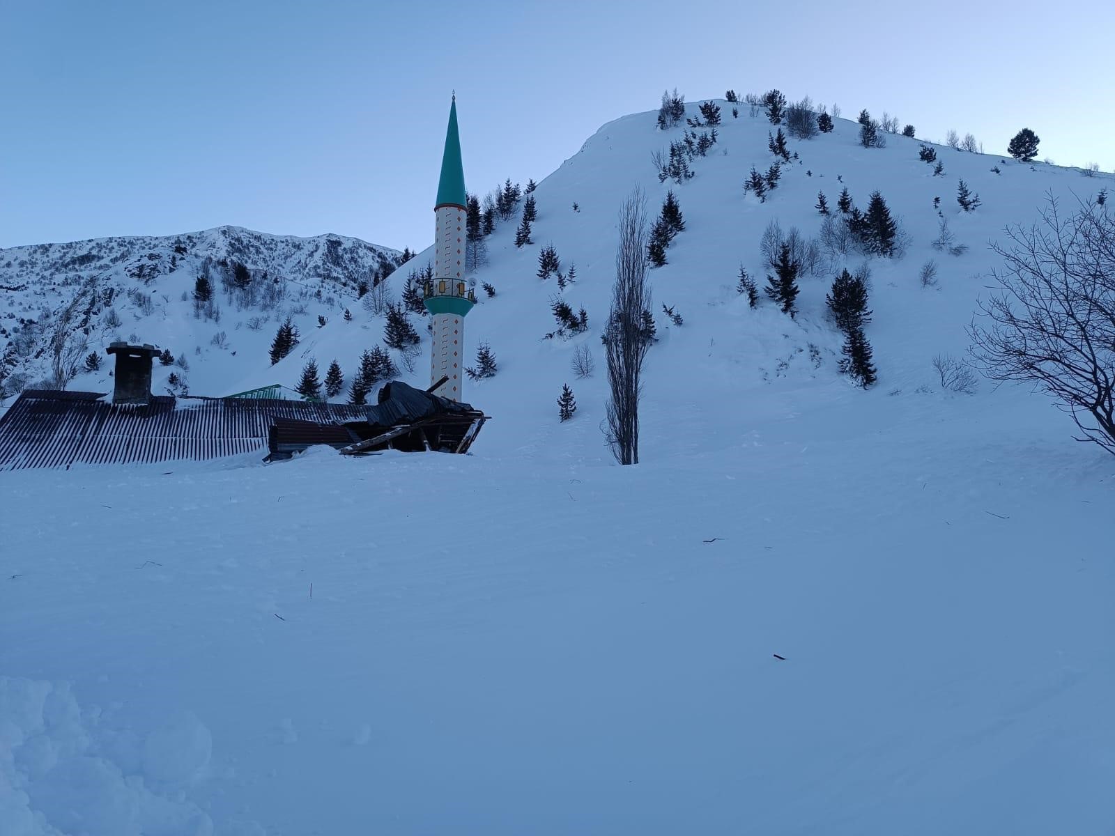 Cami lojmanının üzerine çığ düştü