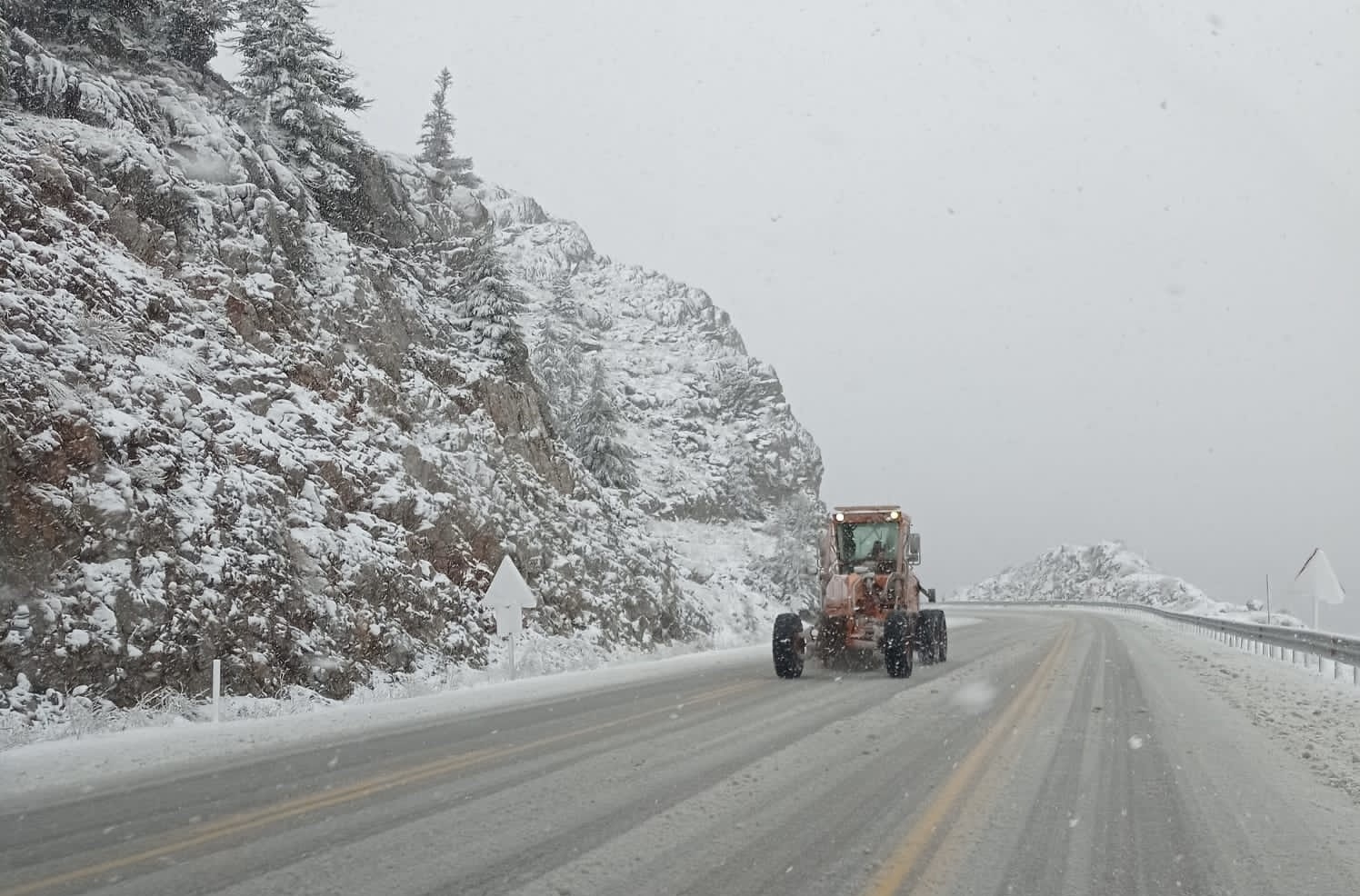 Antalya'da kar sürprizi! Akseki-Seydişehir yolu beyaza büründü