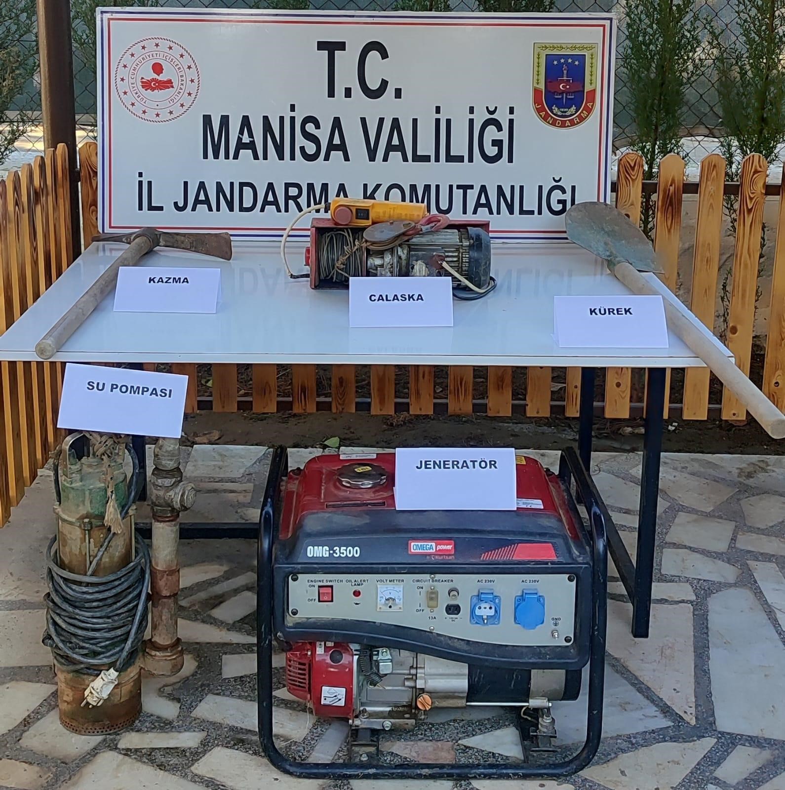 Manisa'da kaçak kazı yapan 5 kişi suçüstü yakalandı