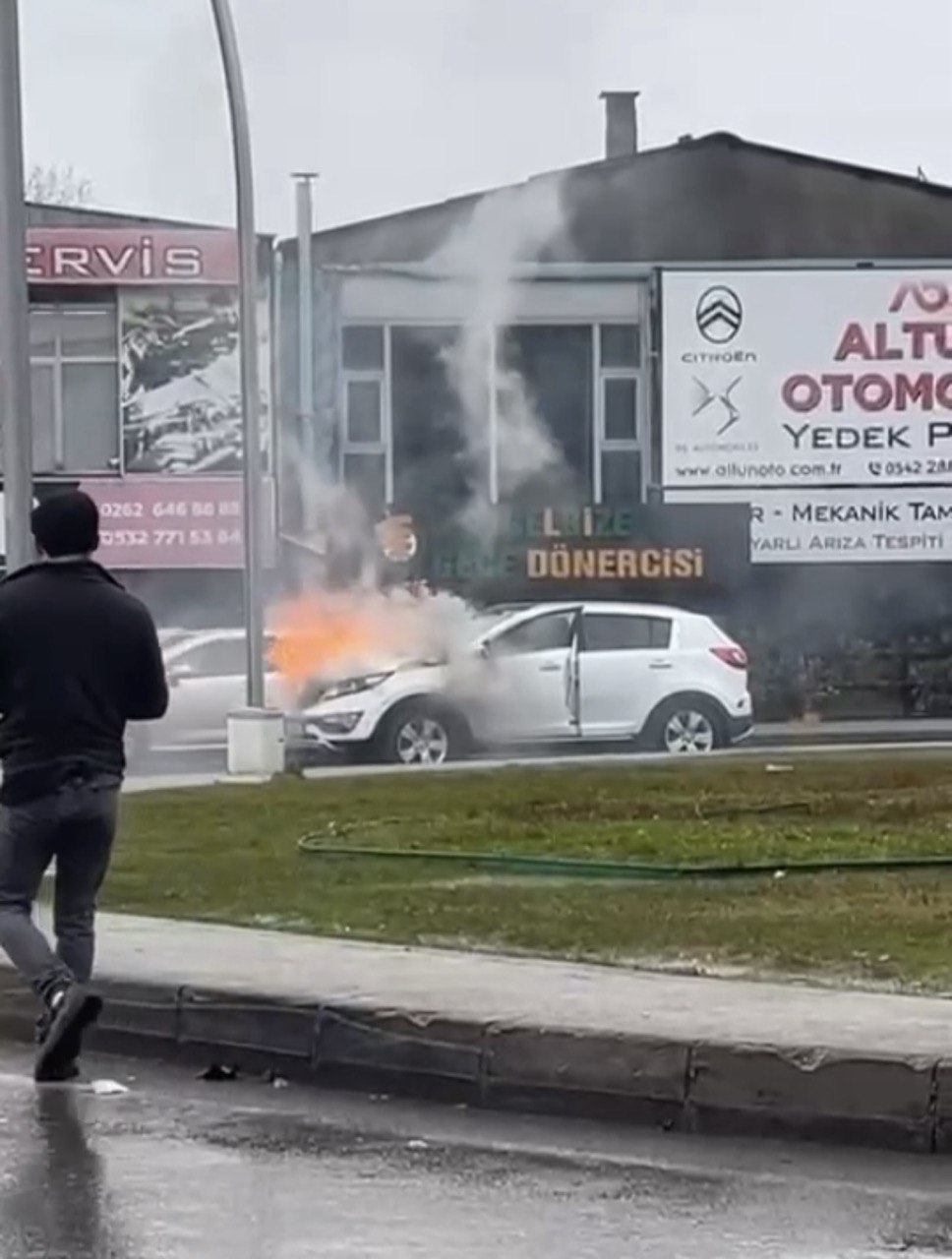 Seyir halindeyken alev alan cip yolun ortasında yandı