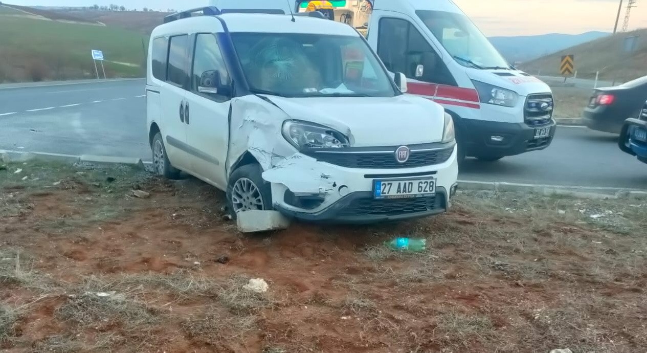 Hafif ticari araçlar kafa kafaya çarpıştı: 1 yaralı