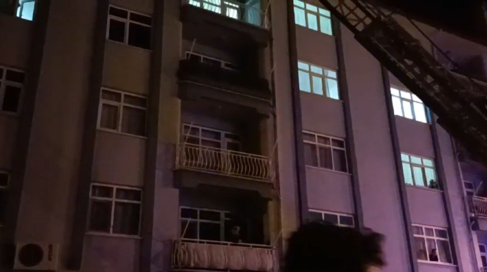 Isparta'da intihar girişimi! Alkol alıp binanın çatısına çıktı