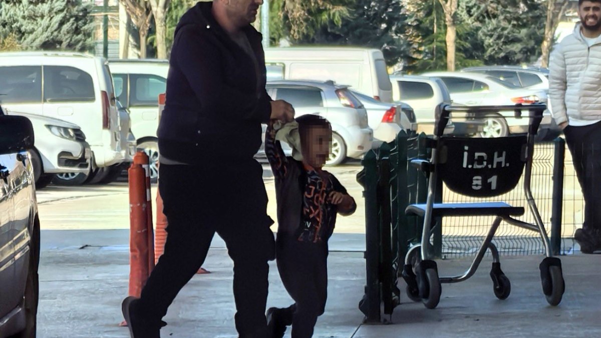 Bursa'da elini kapıya sıkıştıran çocuğun parmağı koptu