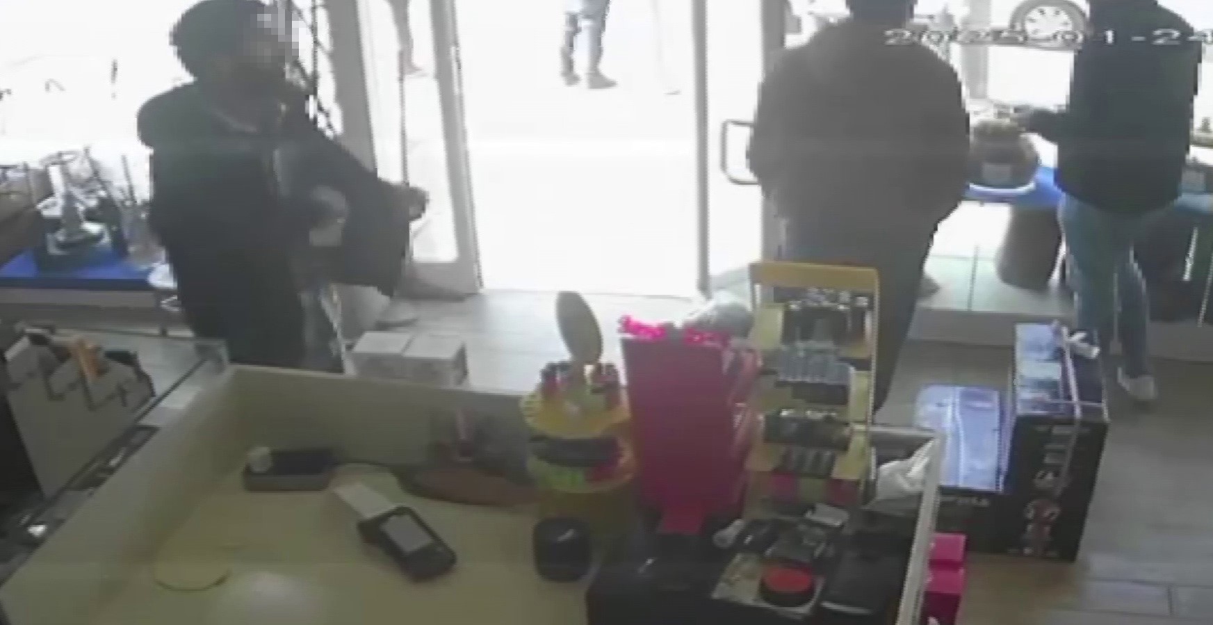 Sadaka kutusunu çalan şahıs kameralara yansıdı
