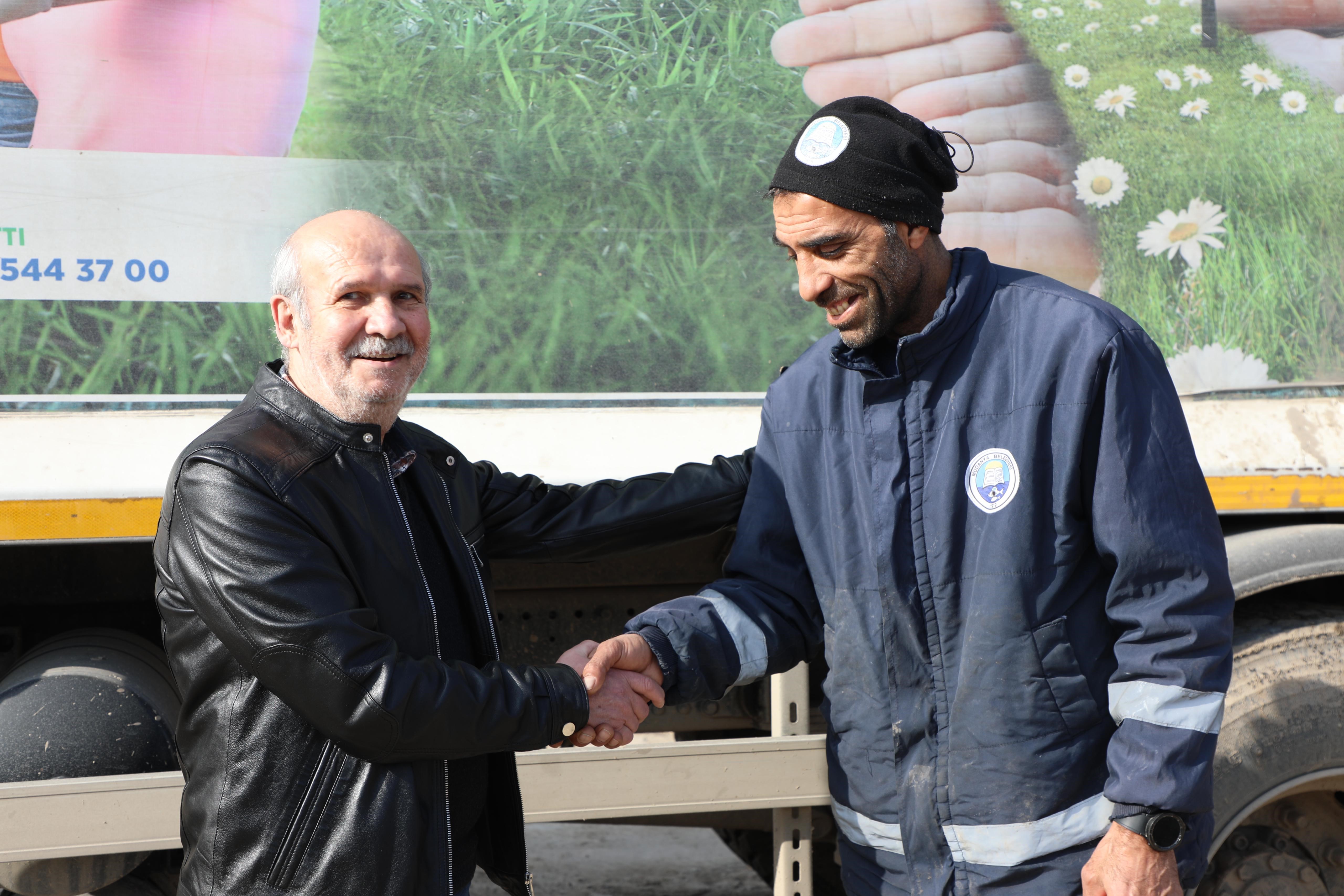 Belediye işçisinden örnek davranış! Çöpte bulduğu para dolu cüzdanı sahibine teslim etti