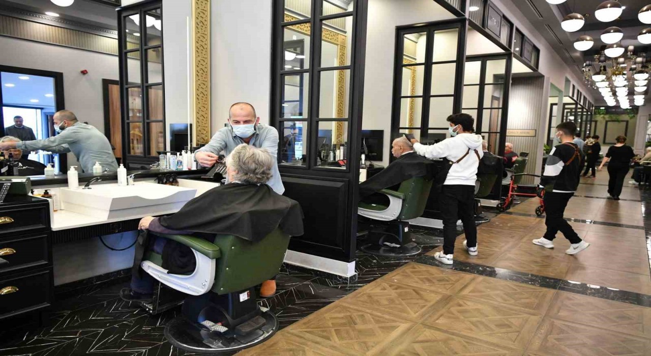 Beylikdüzü Belediyesi’nden huzurevi sakinlerine özel kuaför ve bakım hizmeti
