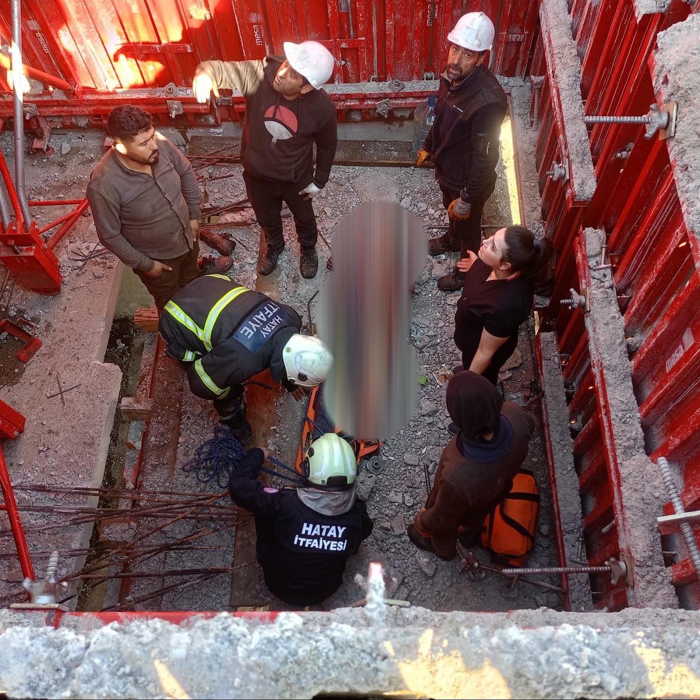 İnşaat işçisi kat boşluğuna düşerek yaralandı