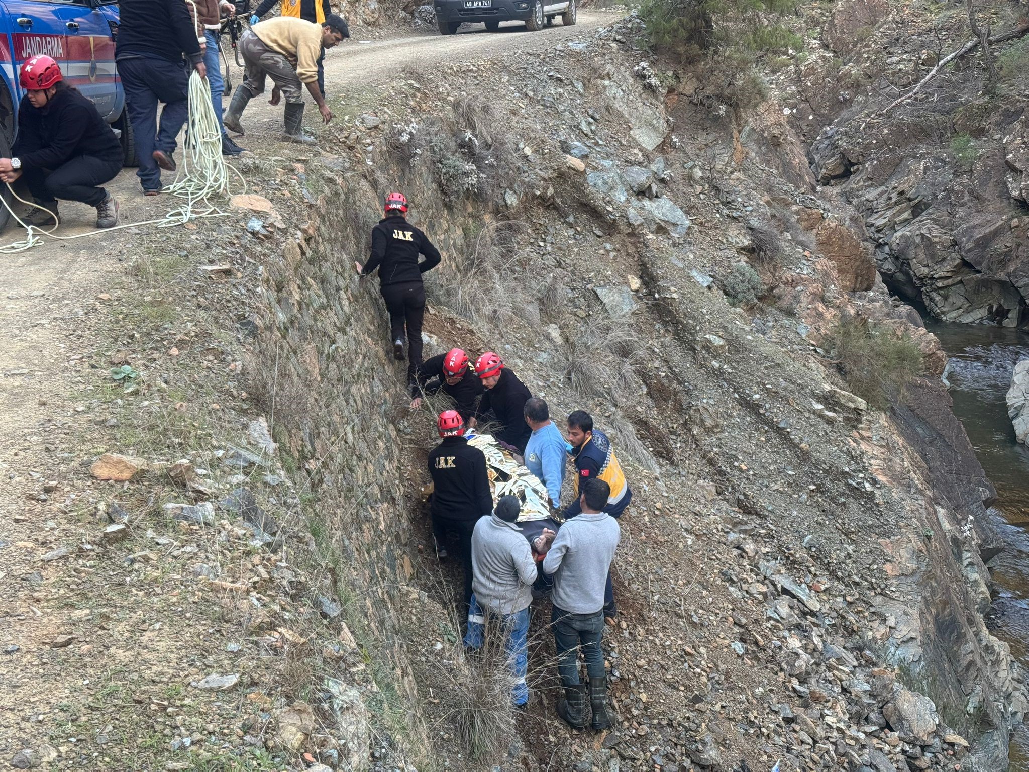 Dereye uçan motosiklet sürücüsünü JAK kurtardı