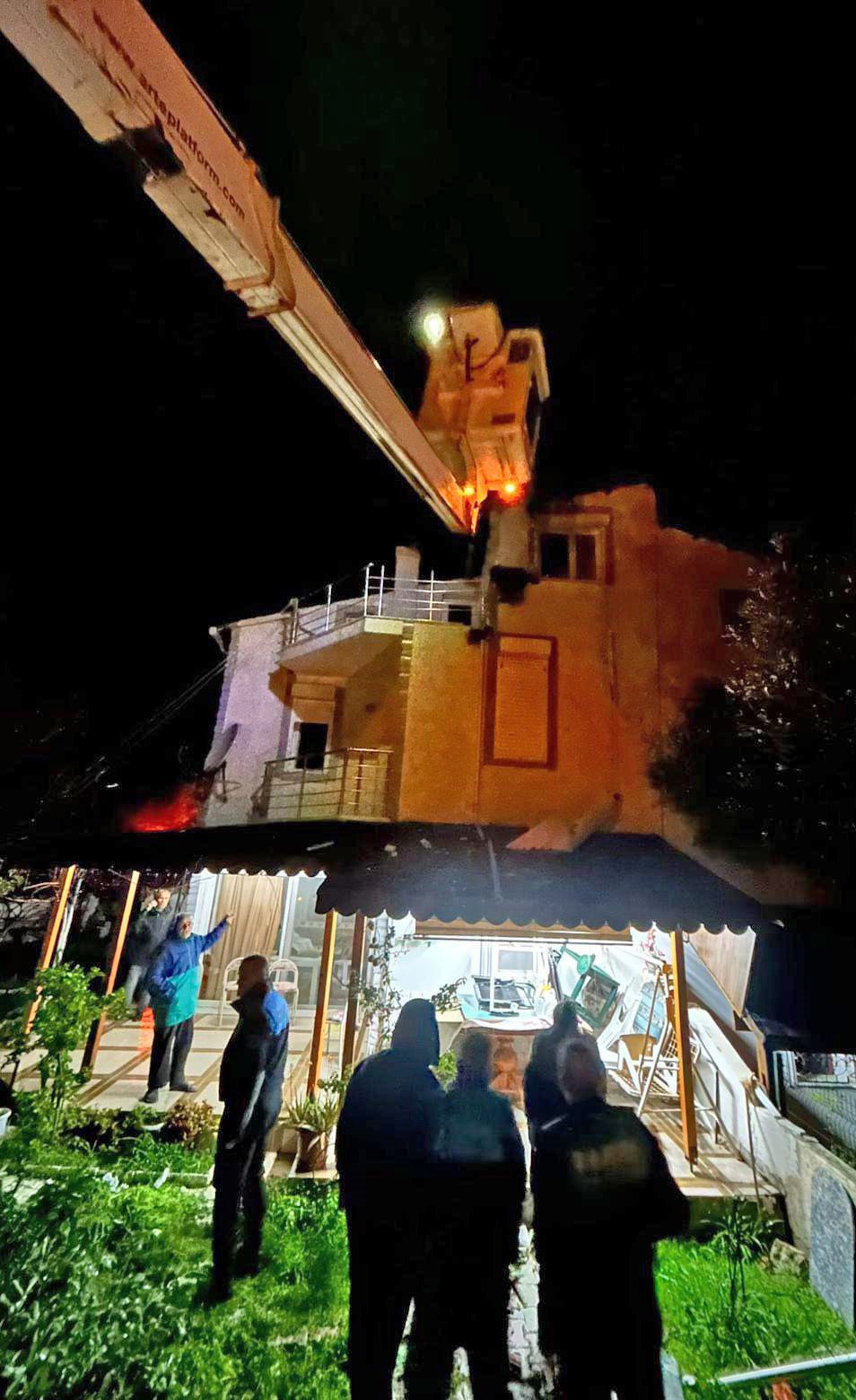 Çeşme'de eve yıldırım düştü