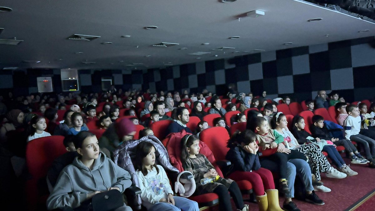 Bilecik'te tatilde çocuklar sinema keyfi yaşadılar