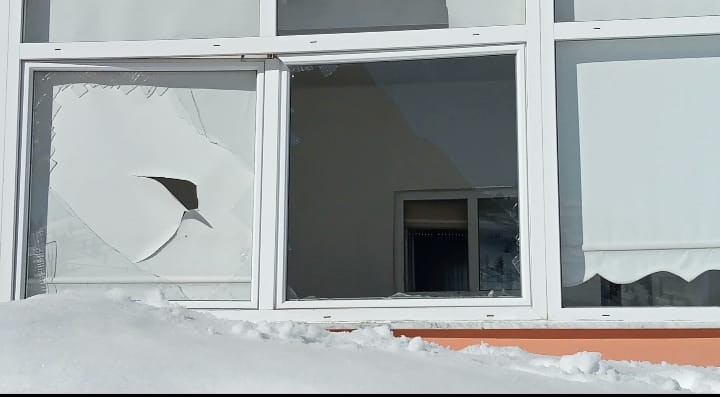 Sis Dağı'nda yiyecek bulamayan ayılar evlere zarar verdi