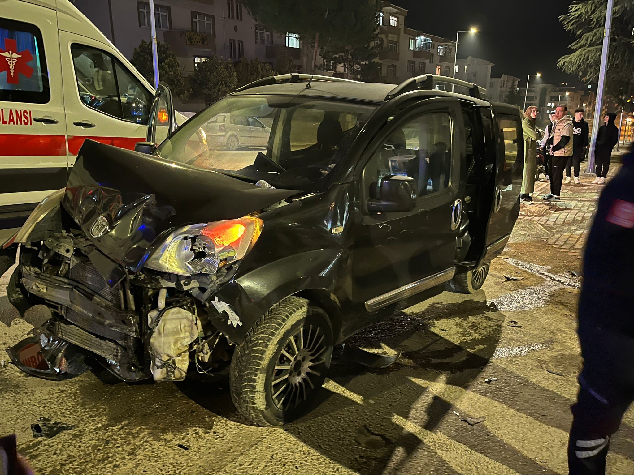 Bursa'da hafif ticari araç otomobille çarpıştı: 4 yaralı