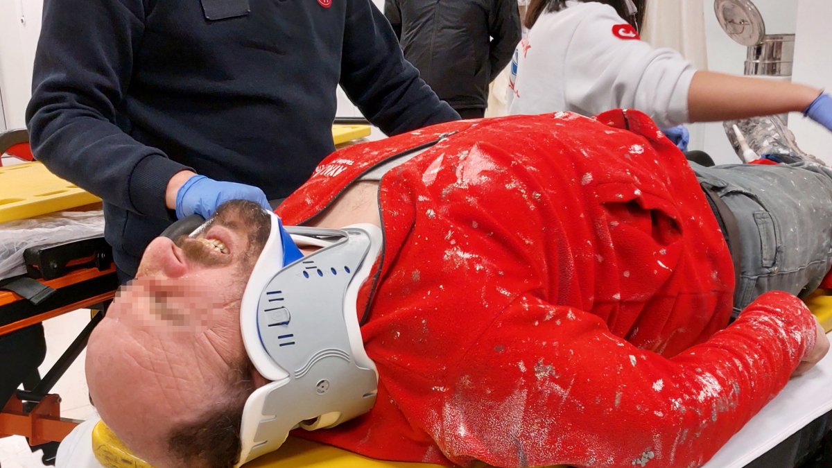 İnşaattan düşen işçi ölümden döndü