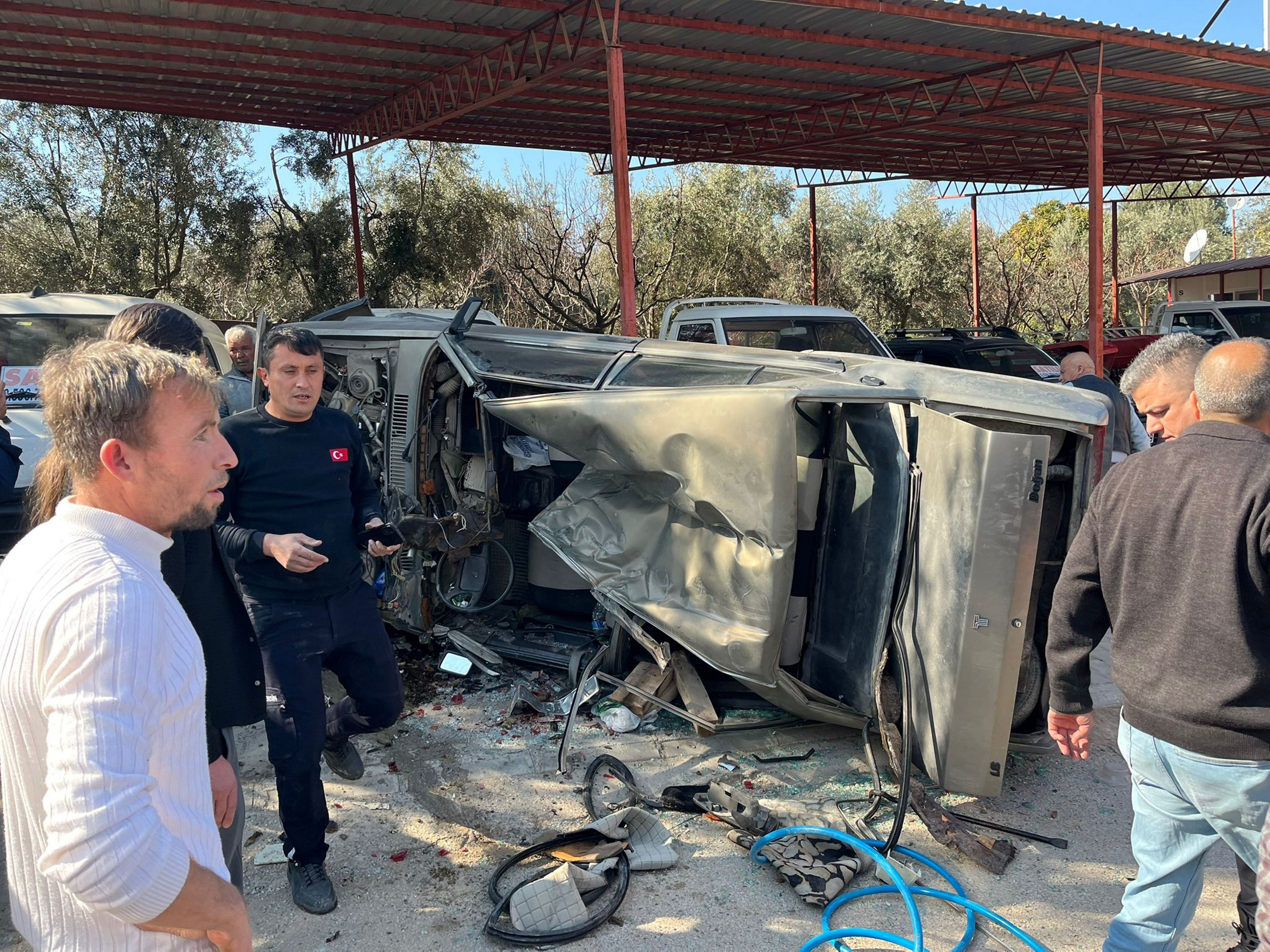 Mersin'de takla atan otomobil yol kenarındaki araçlara çarptı: 2 yaralı
