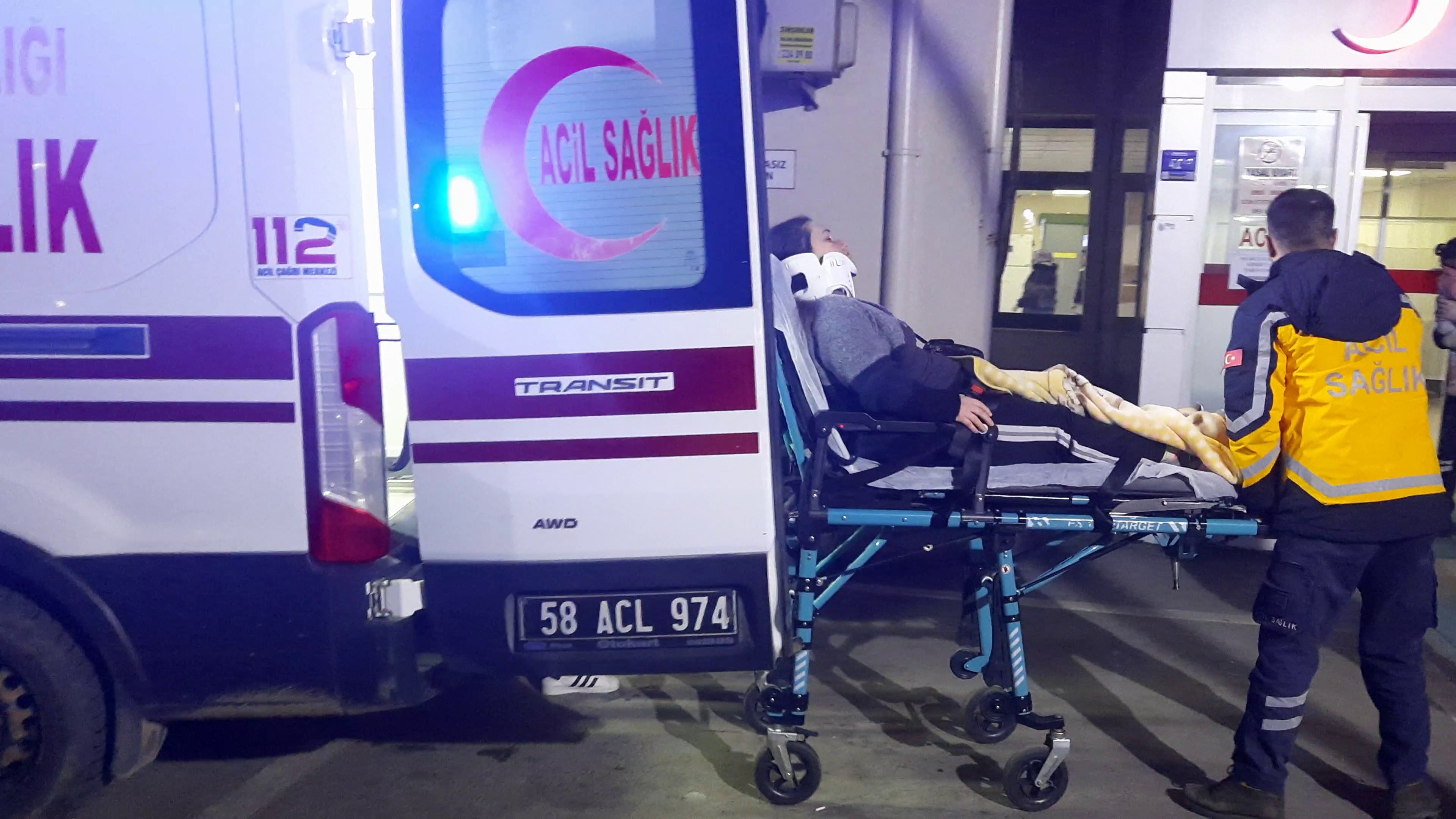 Sivas’ta minibüs hafif ticari araçla çarpıştı: 7 yaralı