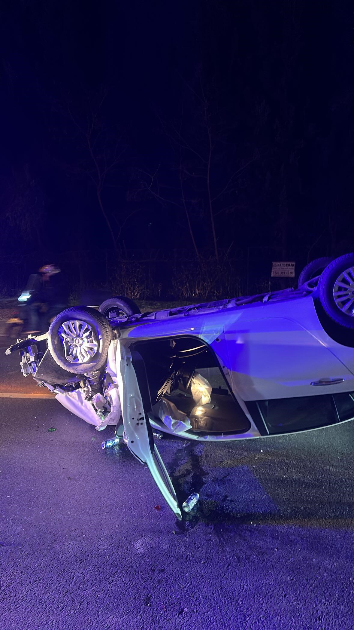 Yalova'da minibüse çarpan otomobil takla attı