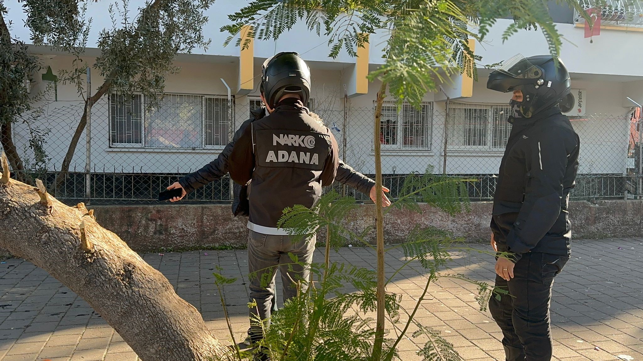 Okulların önünde narkotik uygulaması yapıldı