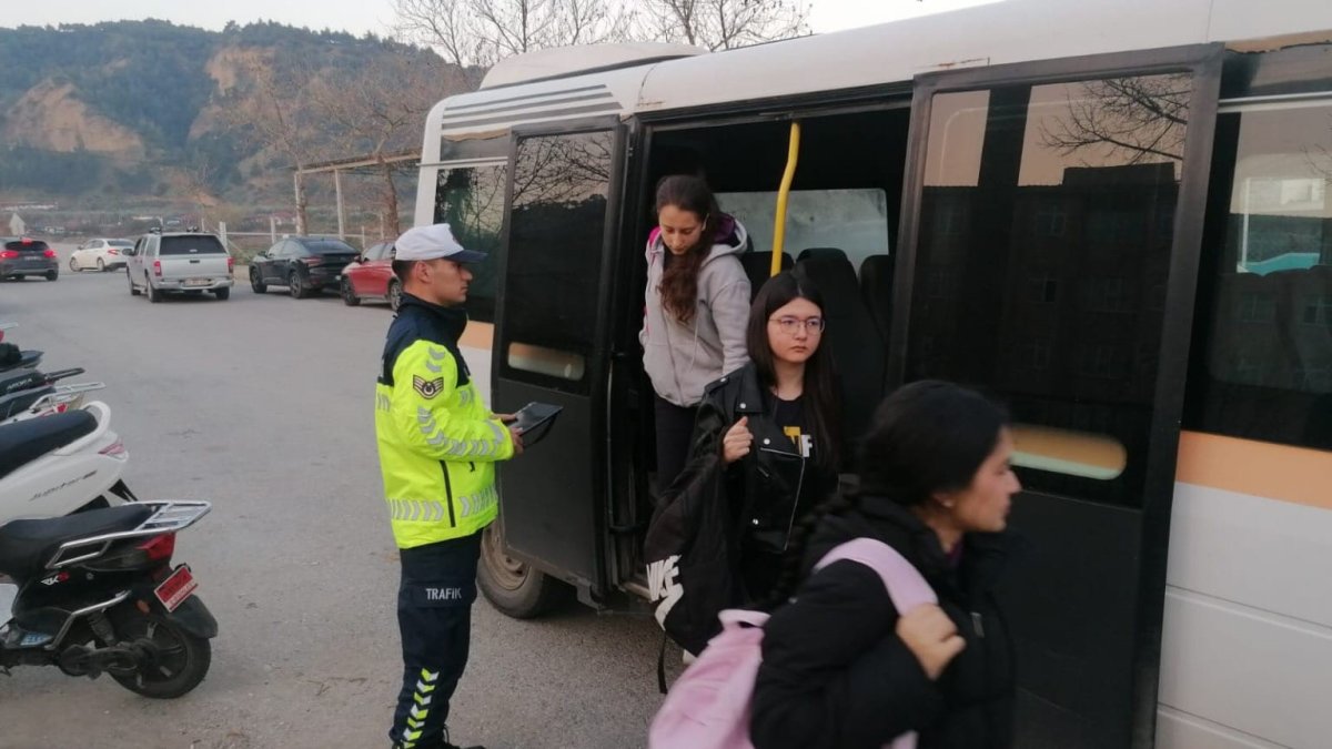 Salihli jandarmadan öğrenci servislerine denetim