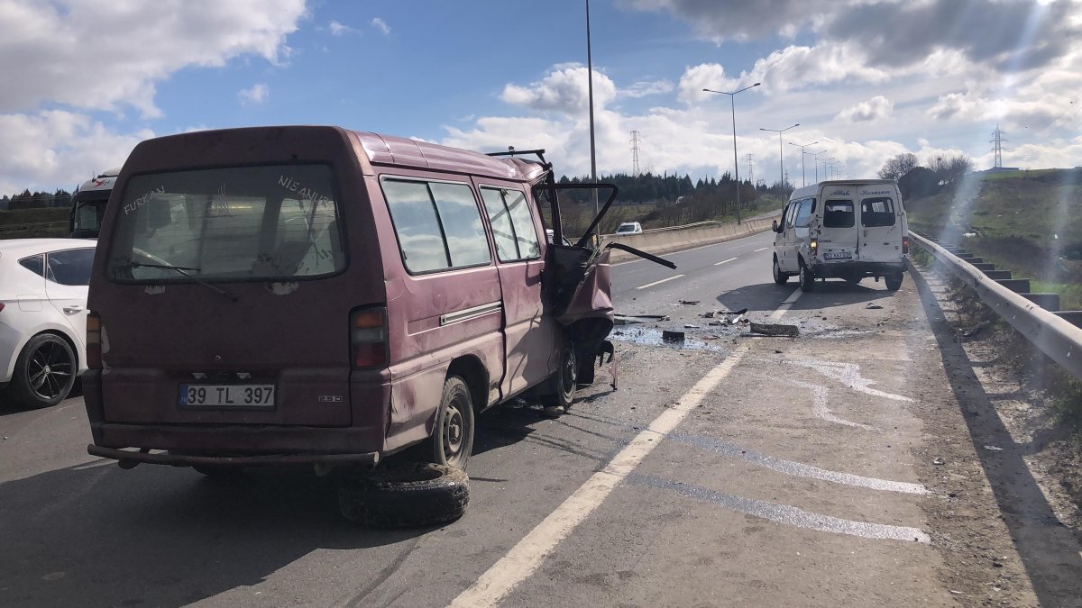 Hurdaya dönen minibüste sıkışan sürücüyü itfaiye kurtardı