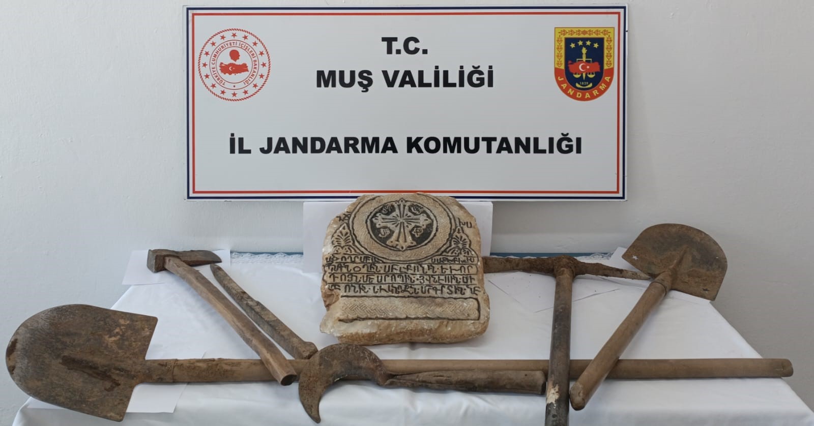 Muş’ta kaçak kazıya suçüstü: Tarihi mermer parçası ele geçirildi