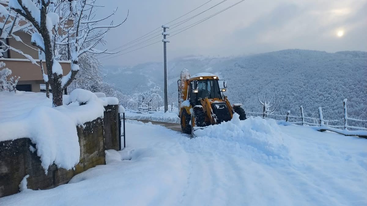 Düzce'de kar yağışı nedeniyle 5 köy yolu ulaşıma kapandı