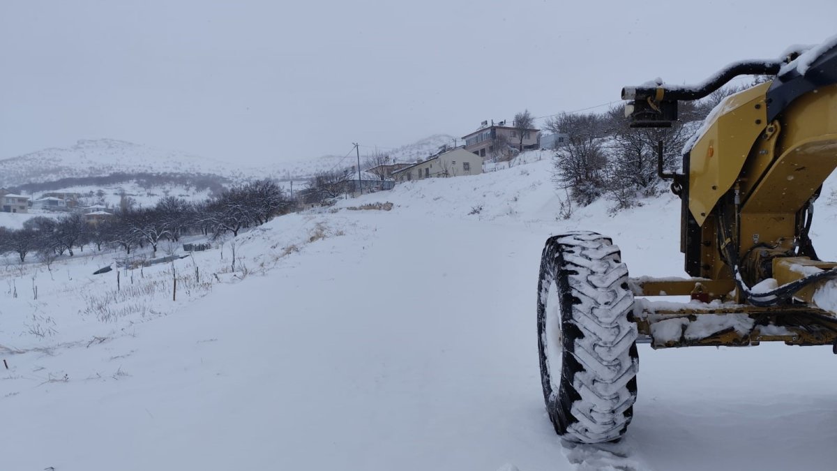 Malatya beyaza büründü! Çok sayıda köy yolu ulaşıma kapandı