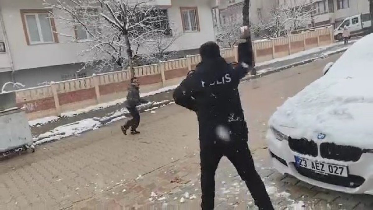 Elazığ’da görenlerin içini ısıtan anlar! Polis ve çocuklar kartopu oynadı
