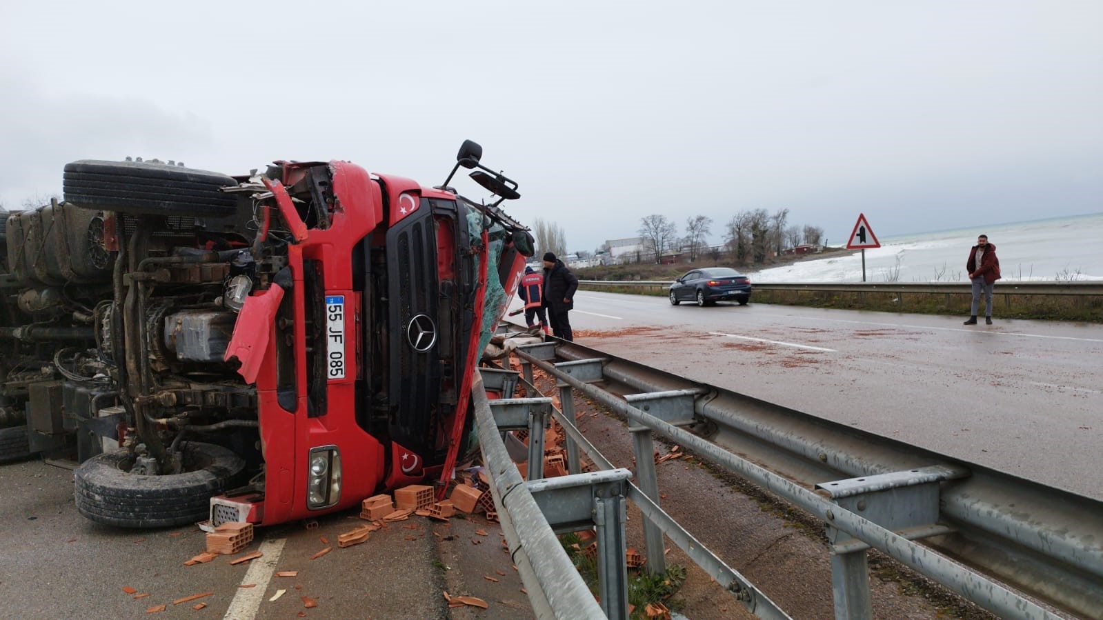 Sinop'ta tuğla yüklü kamyon devrildi: 1 yaralı